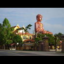 Je näher wir Thailand kommen, desto größer werden die buddhistischen Tempel